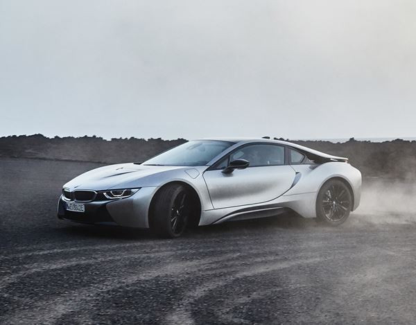 La voiture sportive hybride rechargeable BMW i8 Coupé restylée entre en piste