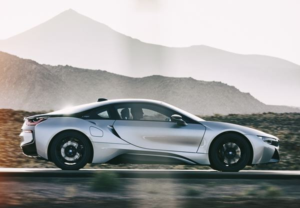 La voiture sportive hybride rechargeable BMW i8 Coupé restylée entre en piste