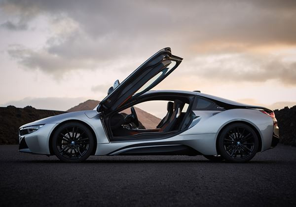 La voiture sportive hybride rechargeable BMW i8 Coupé restylée entre en piste