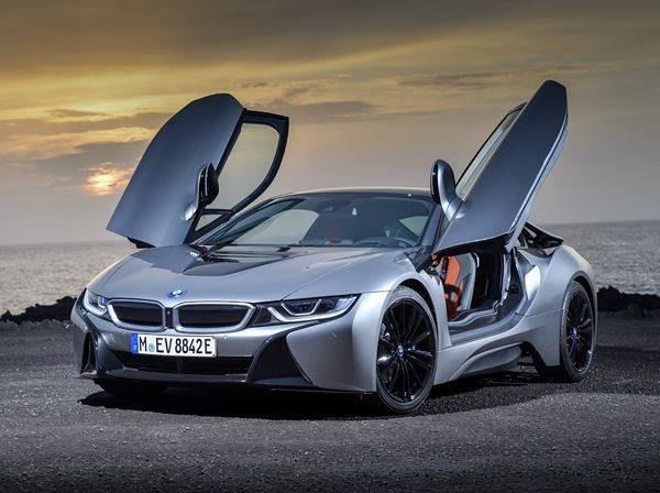 La voiture sportive hybride rechargeable BMW i8 Coupé restylée entre en piste