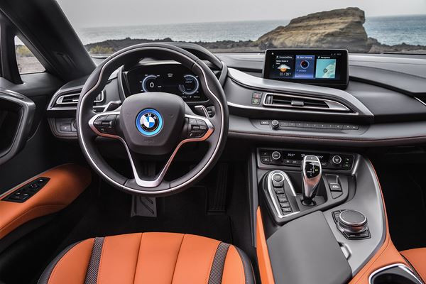 La voiture sportive hybride rechargeable BMW i8 Coupé restylée entre en piste