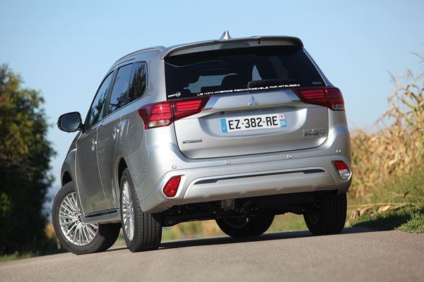 Le SUV Mitsubishi Outlander PHEV hybride rechargeable gagne en puissance