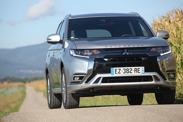 Le SUV Mitsubishi Outlander PHEV hybride rechargeable gagne en puissance