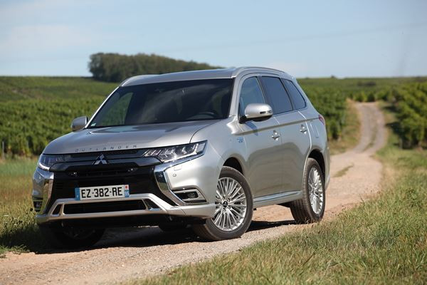 Le SUV Mitsubishi Outlander PHEV hybride rechargeable gagne en puissance