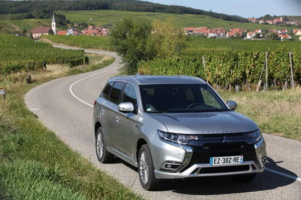 Le SUV Mitsubishi Outlander PHEV hybride rechargeable gagne en puissance