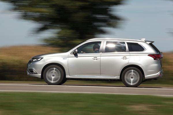 Le SUV Mitsubishi Outlander PHEV hybride rechargeable gagne en puissance