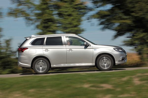 Le SUV Mitsubishi Outlander PHEV hybride rechargeable gagne en puissance