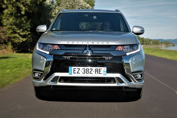Le SUV Mitsubishi Outlander PHEV hybride rechargeable gagne en puissance