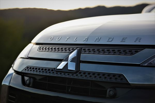 Le SUV Mitsubishi Outlander PHEV hybride rechargeable gagne en puissance