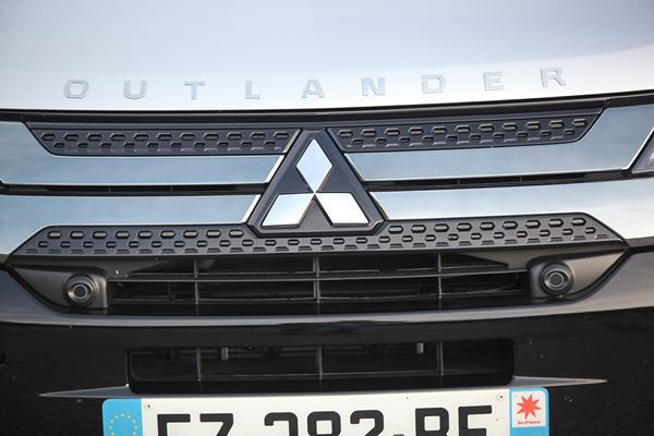 Le SUV Mitsubishi Outlander PHEV hybride rechargeable gagne en puissance