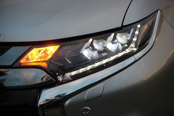 Le SUV Mitsubishi Outlander PHEV hybride rechargeable gagne en puissance