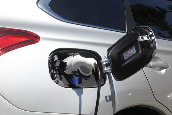 Le SUV Mitsubishi Outlander PHEV hybride rechargeable gagne en puissance