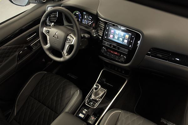 Le SUV Mitsubishi Outlander PHEV hybride rechargeable gagne en puissance
