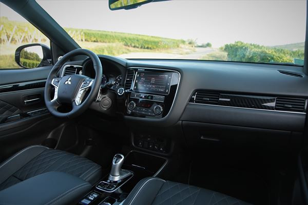 Le SUV Mitsubishi Outlander PHEV hybride rechargeable gagne en puissance