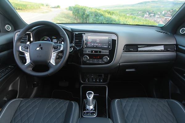 Le SUV Mitsubishi Outlander PHEV hybride rechargeable gagne en puissance