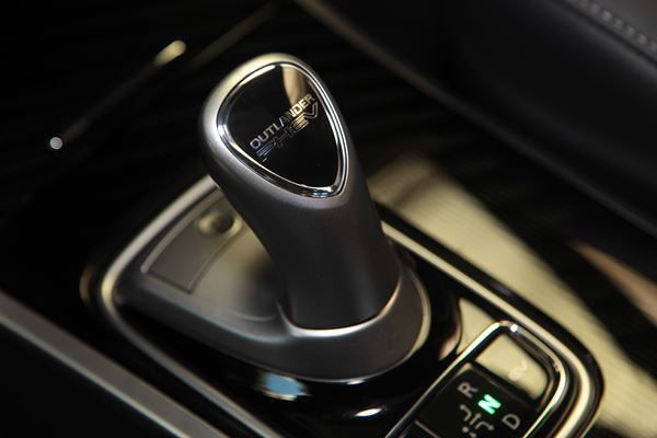 Le SUV Mitsubishi Outlander PHEV hybride rechargeable gagne en puissance