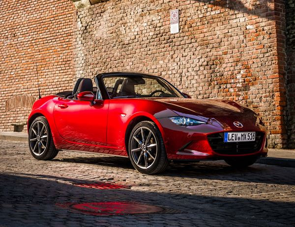 Le petit cabriolet biplace Mazda MX-5 ST s'offre de subtiles évolutions
