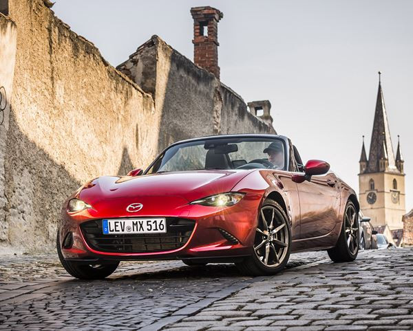 Le petit cabriolet biplace Mazda MX-5 ST s'offre de subtiles évolutions