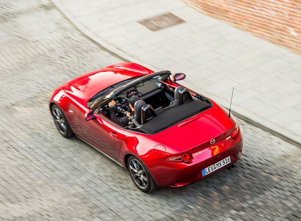 Le petit cabriolet biplace Mazda MX-5 ST s'offre de subtiles évolutions