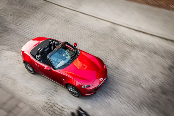 Le petit cabriolet biplace Mazda MX-5 ST s'offre de subtiles évolutions