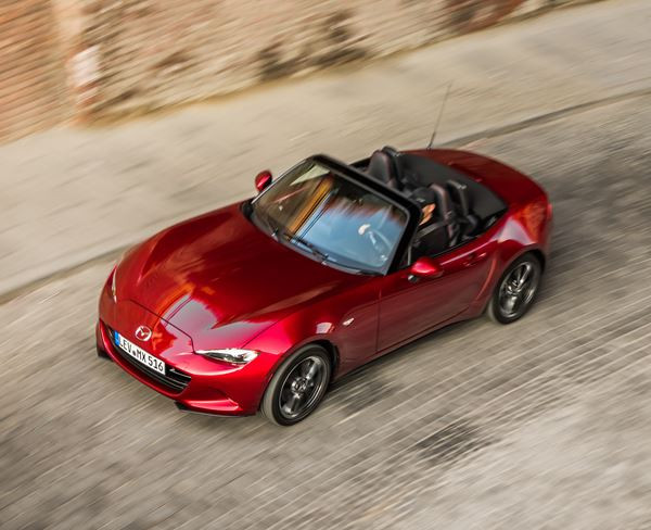 Le petit cabriolet biplace Mazda MX-5 ST s'offre de subtiles évolutions