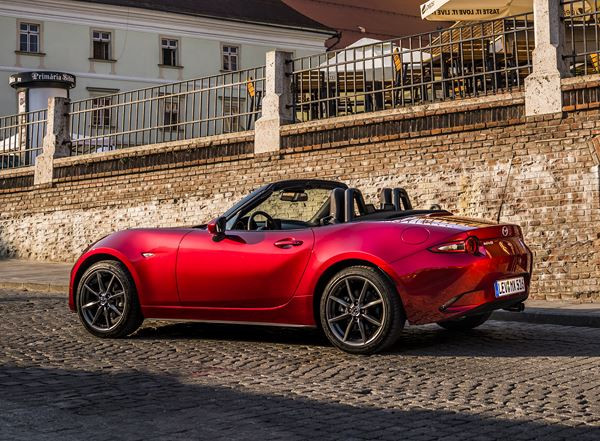 Le petit cabriolet biplace Mazda MX-5 ST s'offre de subtiles évolutions