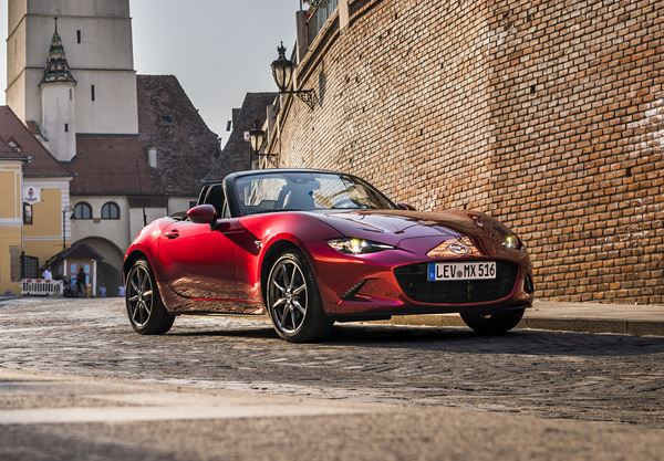 Le petit cabriolet biplace Mazda MX-5 ST s'offre de subtiles évolutions