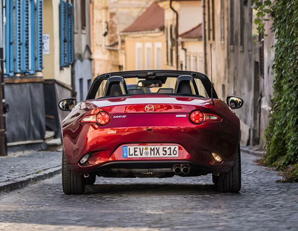 Le petit cabriolet biplace Mazda MX-5 ST s'offre de subtiles évolutions