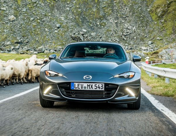 Le petit roadster à toit rigide rétractable Mazda MX-5 RF s'offre des retouches