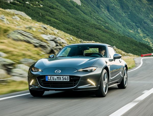 Le petit roadster à toit rigide rétractable Mazda MX-5 RF s'offre des retouches
