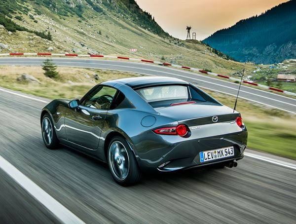 Le petit roadster à toit rigide rétractable Mazda MX-5 RF s'offre des retouches