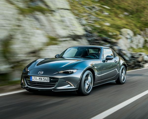 Le petit roadster à toit rigide rétractable Mazda MX-5 RF s'offre des retouches