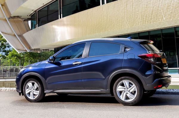 Le SUV compact Honda HR-V s'offre un panneau chromé au-dessus de la calandre