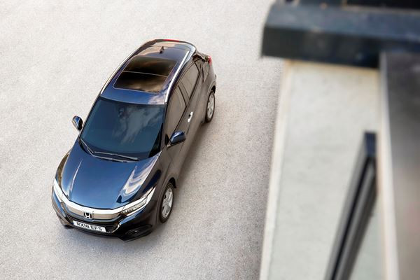 Le SUV compact Honda HR-V s'offre un panneau chromé au-dessus de la calandre