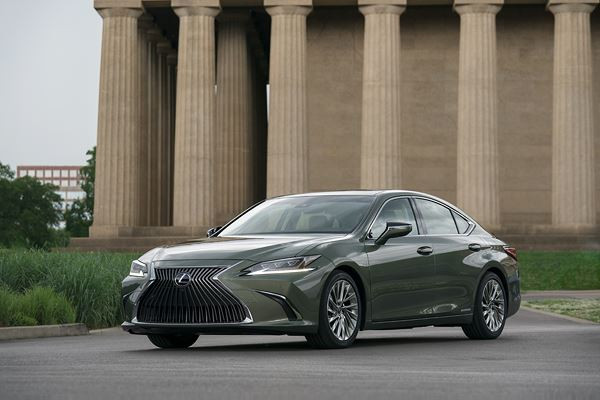 La grande berline Lexus ES affiche un design dynamique