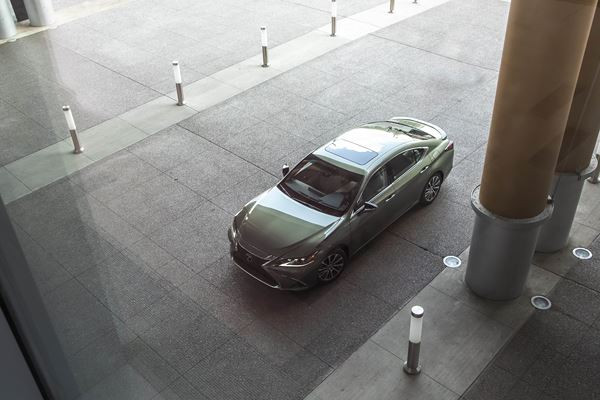 La grande berline Lexus ES affiche un design dynamique