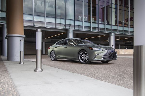 La grande berline Lexus ES affiche un design dynamique