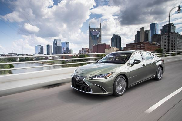 La grande berline Lexus ES affiche un design dynamique