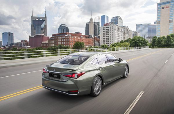 La grande berline Lexus ES affiche un design dynamique