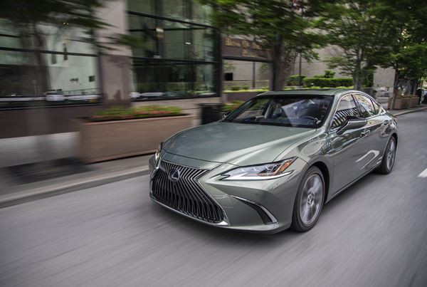 La grande berline Lexus ES affiche un design dynamique
