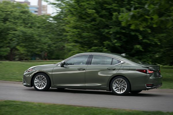 La grande berline Lexus ES affiche un design dynamique