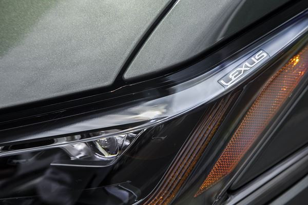 La grande berline Lexus ES affiche un design dynamique