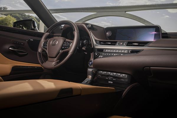 La grande berline Lexus ES affiche un design dynamique