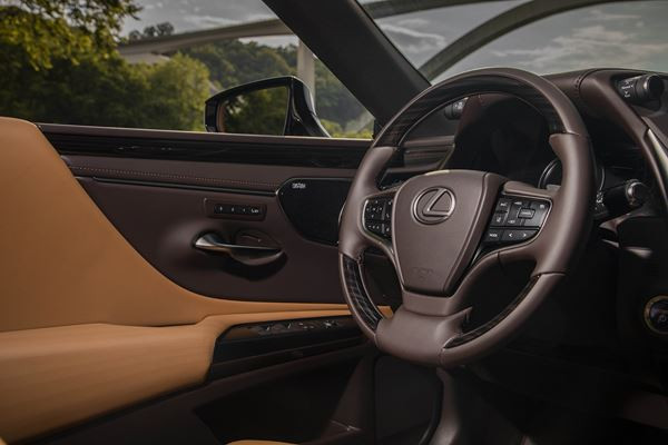 La grande berline Lexus ES affiche un design dynamique