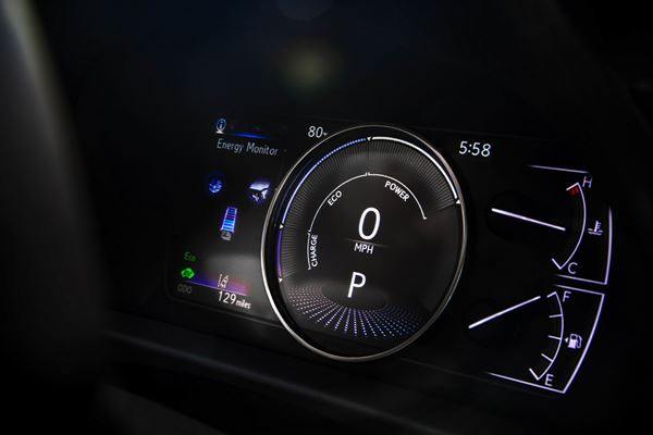 La grande berline Lexus ES affiche un design dynamique