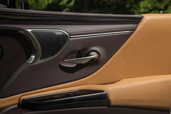 La grande berline Lexus ES affiche un design dynamique