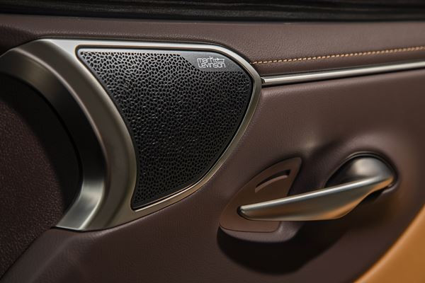 La grande berline Lexus ES affiche un design dynamique