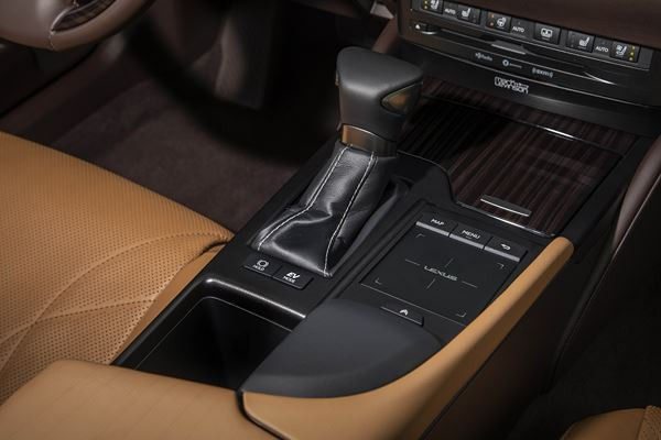 La grande berline Lexus ES affiche un design dynamique