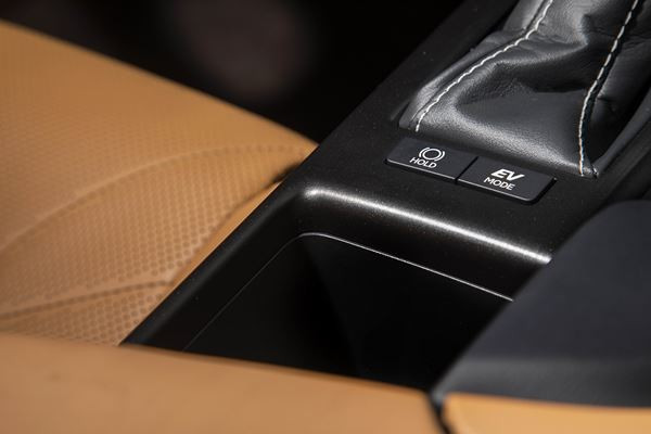 La grande berline Lexus ES affiche un design dynamique