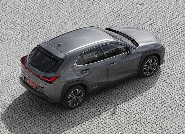 Le crossover compact Lexus UX affiche un style audacieux
